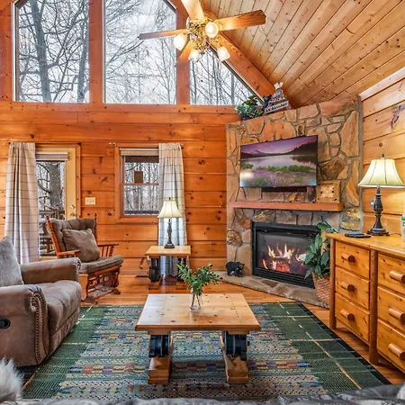 Cozy Gatlinburg Cabin With Hot Tub